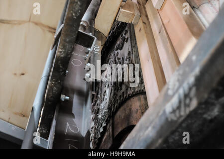 Jerusalem, Israel. 24. November 2016. Gerüstbau Umarmung der Aedikula des Grabes. Der Schrein, der die verehrte Grabstätte Jesu Christi beherbergt ist im Inneren der Kirche des Heiligen Grabes restauriert. Nur Wochen vor Wissenschaftler entfernt eine Marmorplatte auszusetzen, was geglaubt wird, um das Regal werden auf dem legte der Leichnam Jesu nach der Kreuzigung durch die Römer in 30 oder 33 n. Chr. Credit: Nir Alon/Alamy Live News Stockfoto