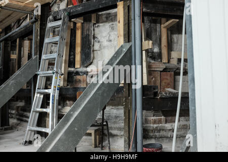 Jerusalem, Israel. 24. November 2016. Gerüstbau Umarmung der Aedikula des Grabes. Der Schrein, der die verehrte Grabstätte Jesu Christi beherbergt ist im Inneren der Kirche des Heiligen Grabes restauriert. Nur Wochen vor Wissenschaftler entfernt eine Marmorplatte auszusetzen, was geglaubt wird, um das Regal werden auf dem legte der Leichnam Jesu nach der Kreuzigung durch die Römer in 30 oder 33 n. Chr. Credit: Nir Alon/Alamy Live News Stockfoto