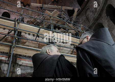 Jerusalem, Israel. 24. November 2016. Gerüstbau Umarmung der Aedikula des Grabes. Der Schrein, der die verehrte Grabstätte Jesu Christi beherbergt ist im Inneren der Kirche des Heiligen Grabes restauriert. Nur Wochen vor Wissenschaftler entfernt eine Marmorplatte auszusetzen, was geglaubt wird, um das Regal werden auf dem legte der Leichnam Jesu nach der Kreuzigung durch die Römer in 30 oder 33 n. Chr. Credit: Nir Alon/Alamy Live News Stockfoto