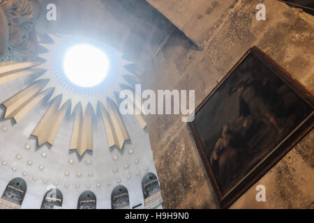 Jerusalem, Israel. 24. November 2016. Gerüstbau Umarmung der Aedikula des Grabes. Der Schrein, der die verehrte Grabstätte Jesu Christi beherbergt ist im Inneren der Kirche des Heiligen Grabes restauriert. Nur Wochen vor Wissenschaftler entfernt eine Marmorplatte auszusetzen, was geglaubt wird, um das Regal werden auf dem legte der Leichnam Jesu nach der Kreuzigung durch die Römer in 30 oder 33 n. Chr. Credit: Nir Alon/Alamy Live News Stockfoto