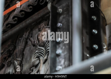 Jerusalem, Israel. 24. November 2016. Gerüstbau Umarmung der Aedikula des Grabes. Der Schrein, der die verehrte Grabstätte Jesu Christi beherbergt ist im Inneren der Kirche des Heiligen Grabes restauriert. Nur Wochen vor Wissenschaftler entfernt eine Marmorplatte auszusetzen, was geglaubt wird, um das Regal werden auf dem legte der Leichnam Jesu nach der Kreuzigung durch die Römer in 30 oder 33 n. Chr. Credit: Nir Alon/Alamy Live News Stockfoto