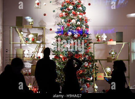 Berlin, Deutschland. 22. November 2016. Fußgänger außerhalb der festlich dekorierten Schaufenster Kaufhaus des Westens (KDW) Department Store in Berlin, Deutschland, 22. November 2016. Foto: Rainer Jensen/Dpa/Alamy Live-Nachrichten Stockfoto