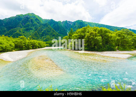 Bergen und kristallklaren Azusa-Fluss in dieser unberührten und unberührte Natur-Landschaft in den japanischen Alpen Stadt Kamikochi, Naga Stockfoto