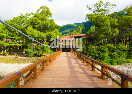 Holzdeck Kappa Bashi Brücke in abgelegenen Hotels im frühen Morgenlicht in den japanischen Alpen Kamikochi zentriert Stockfoto