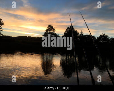 Angler Angeln für Barben bei Sonnenuntergang über dem Fluss Wye in The Warren bei Hay on Wye Powys Wales UK Stockfoto