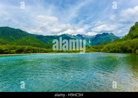 Landschaft des türkisfarbenen Wasser des Taisho Teich Küstenlinie mit Natur Blick auf Mount Hotaka-Dake im Hintergrund an einem Sommertag in der Stockfoto