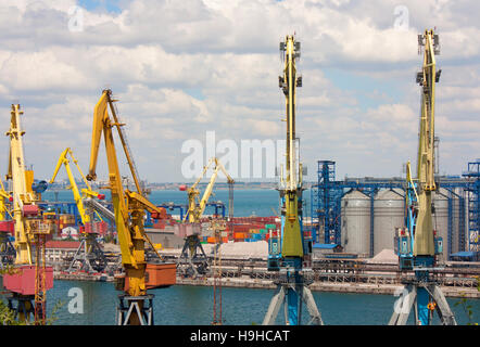 Krane, Tanks und Behältern in marine Frachthafen. Meer Hafen von Odessa Stockfoto
