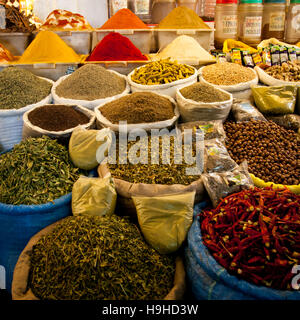 Marktstand in Meknes, Marokko. Opulente Gewürzkulisse: Ob Zimtrinde, Lorbeerblatt, Kurkuma oder Chili, die Düfte häufen sich auf marokkanischen Gewürzmärkten Stockfoto