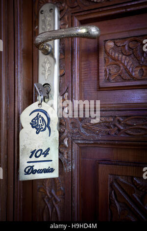 Hotelzimmer-Schlüssel in Riad Arabesque in Fès, Marokko Stockfoto