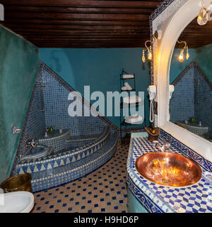 Royal Suite Badezimmer im Riad Arabesque in Fès, Marokko. Eine traditionelle marokkanische Badewanne befindet sich im Sanitärbereich Stockfoto