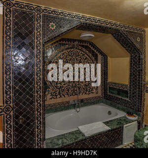 Badezimmer in Riad Arabesque in Fès, Marokko Stockfoto