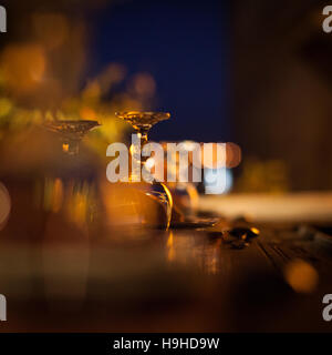 Gut gedeckten Tisch in Riad Arqbesque Terrasse, Fes, Marokko in der Nacht Stockfoto