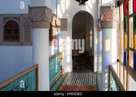 Das Interieur des Riad Arabesque wird von farbigen Glasfenstern in Fès, Marokko, beleuchtet Stockfoto