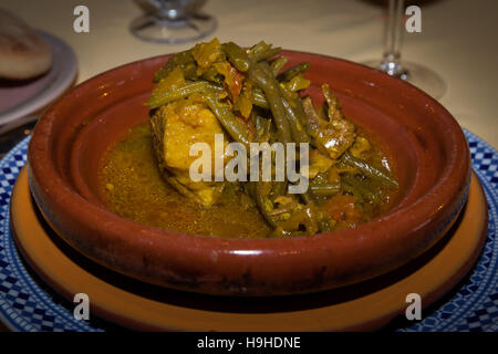 Tajilla ist ein typisch marokkanisches Gericht. Die milde Zubereitung mit grünen Bohnen und den 45 Gewürzen heißt Ras al Hanout. Ein Gebräu, in das Sie Ihr Fladenbrot eintauchen können Stockfoto