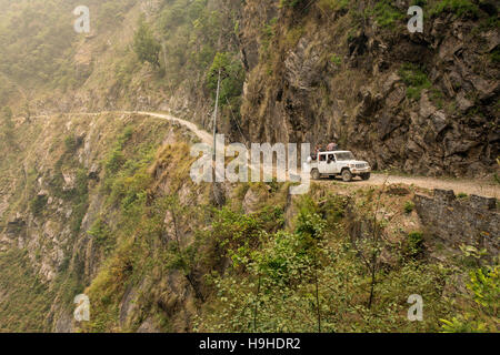 Auto mit Touristen auf den gefährlichen Weg im Himalaya-Gebirge, Nepal Stockfoto