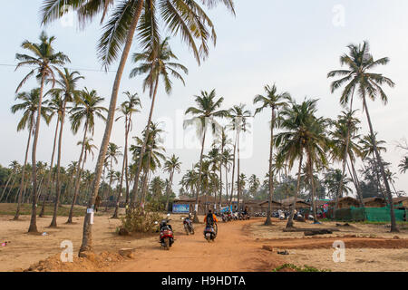 Straße durch die Palmen in der Nähe von Strand von Arambol in Goa, Indien Stockfoto