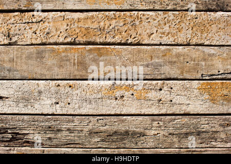 Verwitterten hölzernen Verkleidungen an einem Strand. Stockfoto