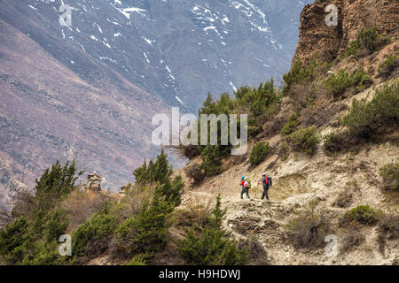 Schöne Berglandschaft mit zwei Wanderer mit Rucksäcken auf Annapurna Circuit Trekking im Himalaya-Gebirge, Nepal Stockfoto