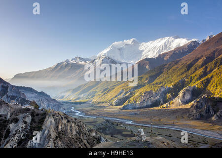 Wunderschönen Sonnenaufgang Berglandschaft, Annapurna Range im Himalaya, Nepal. Stockfoto