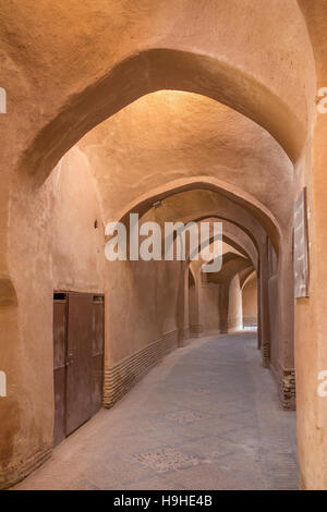 Alte Passage mit traditionellen Ton wölbt sich in der Stadt von Yazd, Iran. Stockfoto