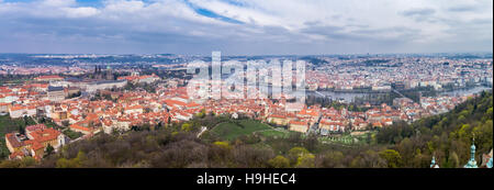 Blick auf Prag von Petrin-Turm. Stockfoto