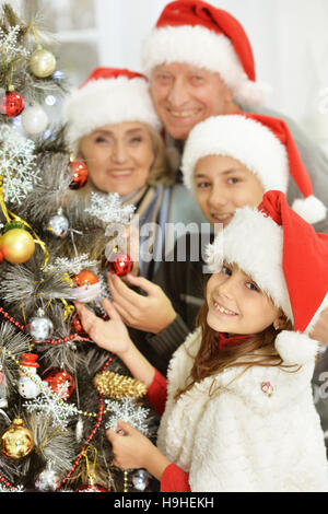 Familie schmücken Weihnachtsbaum Stockfoto