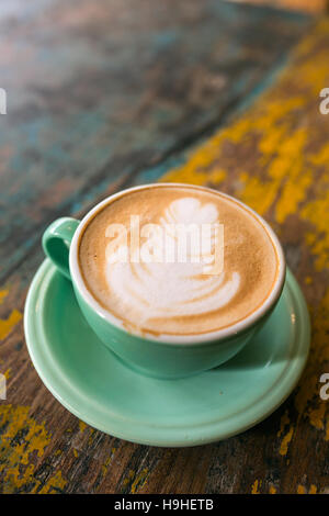 Kaffee-Obertasse Draufsicht auf alten Holztisch Hintergrund. Stockfoto