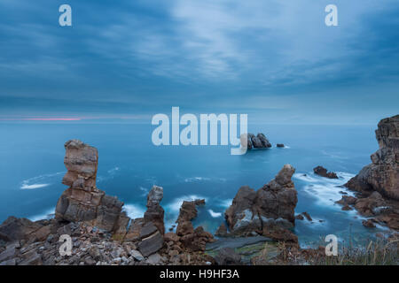 Costa Quebrada von Sunrise, La Arnia, Liencres, Pielagos, Kantabrien, Spanien. Stockfoto