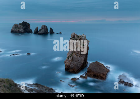 Costa Quebrada von Sunrise, La Arnia, Liencres, Pielagos, Kantabrien, Spanien. Stockfoto