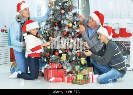 Familie schmücken Weihnachtsbaum Stockfoto