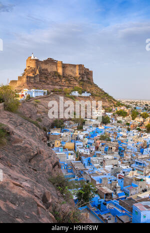 Blaue Stadt und Mehrangarh Fort auf dem Hügel in Jodhpur, Rajasthan, Indien Stockfoto