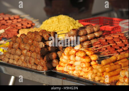 Grillbällchen zum Verkauf an einem Straßenstand während des Kambodschanischen Wasserfestivals in Phnom Penh, Kambodscha. Kredit: Kraig lieb Stockfoto