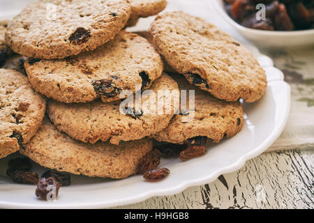 Vollkorn-Kekse mit Rosinen auf weißen Teller Stockfoto