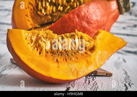 Red Kuri Kürbis (Hokkaido Kürbis) auf weißem rustikalen hölzernen Hintergrund Stockfoto