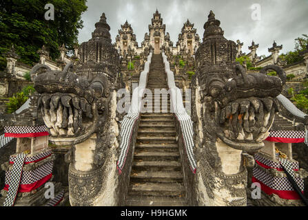 Traditionelle balinesische Tempel-Wächter am Eingang zum Pura Penataran Agung Lempuyang auf Bali, Indonesien Stockfoto