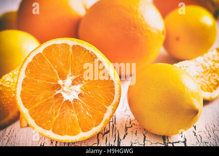 Orangen und Zitronen auf weißem rustikalen hölzernen Hintergrund Stockfoto