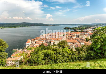 Blick vom Parco della Rocca Borromea über Arona und Lago Maggiore, Lombardei, Italien Stockfoto