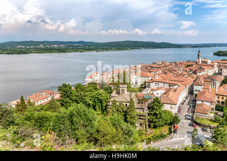 Blick vom Parco della Rocca Borromea über Arona und Lago Maggiore, Lombardei, Italien Stockfoto