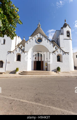 Italien. Apulien. Alberobello, Sant'Antonio Kirche Stockfoto
