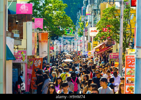 Viele junge Menschen überfüllt und belebten Einkaufsstraße in Konsum-Mekka gesäumt von Geschäften auf belebten Takeshita Dor hinunter Stockfoto