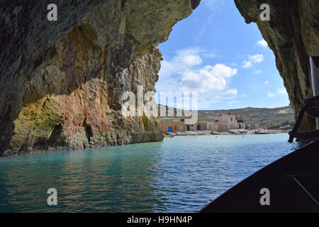 Östlichen Ende von den natürlichen Tunnel aus dem Binnensee bis zum Mittelmeer am Dwejra, Gozo Stockfoto