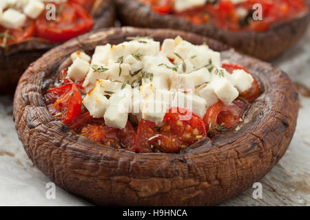 Gefüllte Portobello-Pilze mit Feta-Käse, Tomaten und Thymian Stockfoto