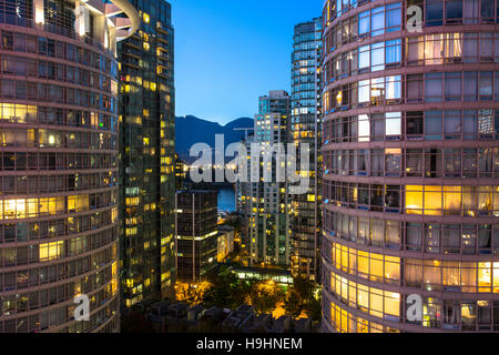 Blick auf die Innenstadt von Vancouver in der Nacht erhöhten - Vancouver, British Columbia. Stockfoto