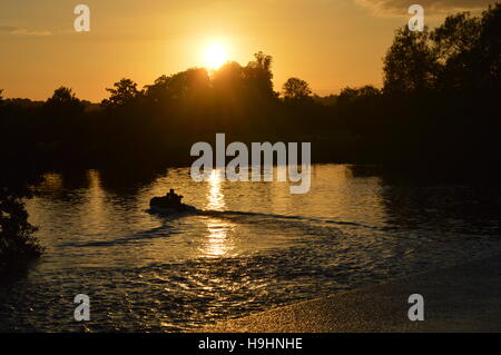 Boot auf der Themse in der Abenddämmerung Stockfoto