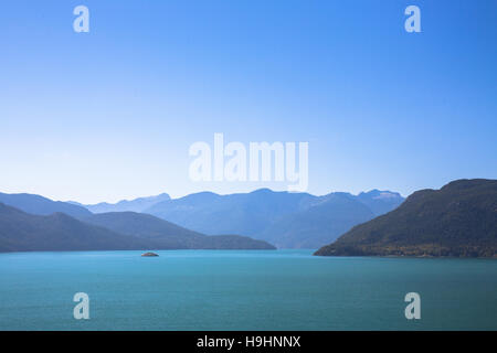 Howe Sound mit blauem Himmel Berge im Hintergrund - Vancouver, BC Stockfoto