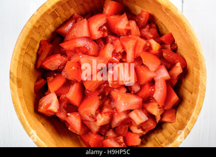 Gehackte Tomaten In Holz Schüssel Stockfoto