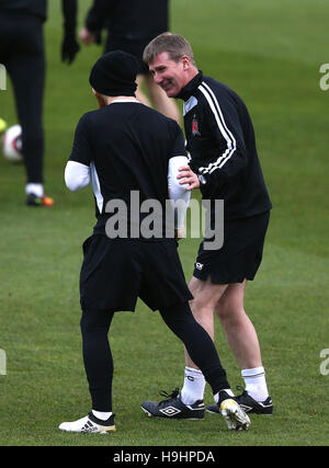 Dundalk Manager Stephen Kenny mit Stephen O'Donnell während des Trainings im Tallaght Stadium Dublin. Stockfoto