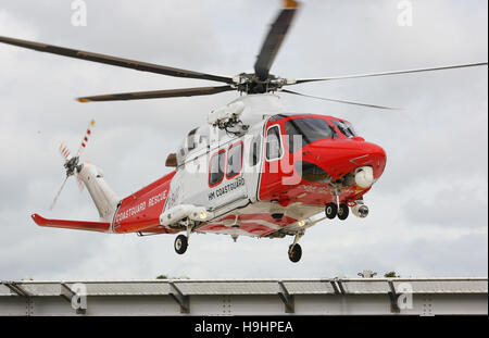 HM Coastguard Suche und Rettung Hubschrauber 104 landet auf einem Hubschrauberlandeplatz an Str. Marys Krankenhaus auf der Isle Of Wight Stockfoto