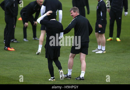 Dundalk Manager Stephen Kenny mit Stephen O'Donnell während des Trainings im Tallaght Stadium Dublin. Stockfoto