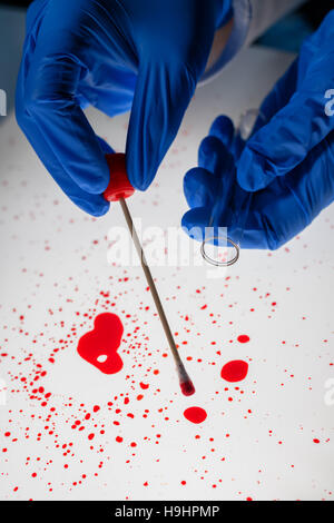 Forensische DNA-Probenahme von Blutfleck mit Wattestäbchen auf Mord Tatort Techniker Stockfoto